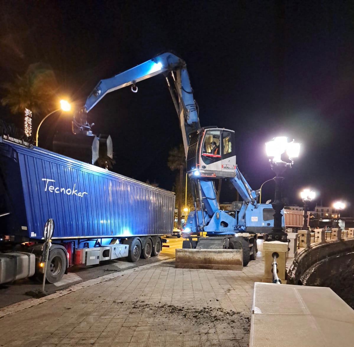 Bari, via alle operazioni di rimozione della posidonia dal molo San Nicola: l’Amiu al lavoro – VIDEO Bari, via alle operazioni di rimozione della posidonia dal molo San Nicola: l’Amiu al lavoro – VIDEO
