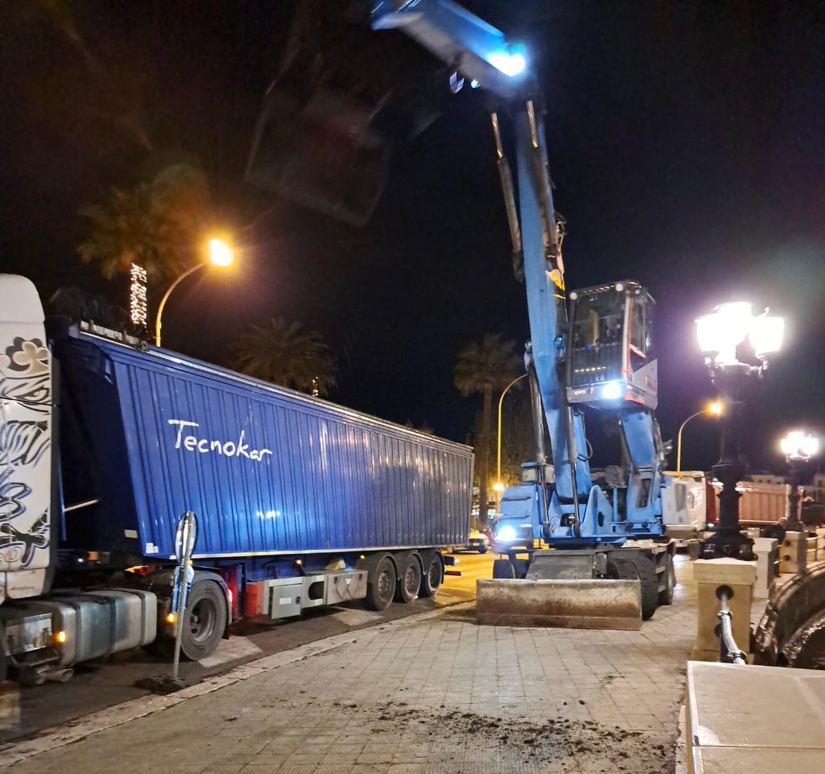 Bari, via alle operazioni di rimozione della posidonia dal molo San Nicola: l’Amiu al lavoro – VIDEO