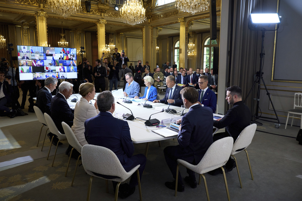Ucraina: droni su Kiev che si difende e attacca in Russia. Volenterosi a Parigi per fermare la guerra Ucraina: droni su Kiev che si difende e attacca in Russia. Volenterosi a Parigi per fermare la guerra