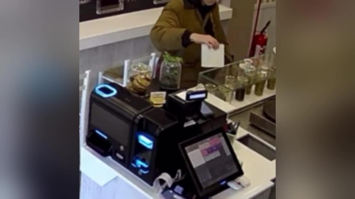 Galleria foto 'Bari, prende un caffè al bar e ruba la scatola con le mance. I proprietari dell’attività: «Solo vergogna» – VIDEO' - foto 1