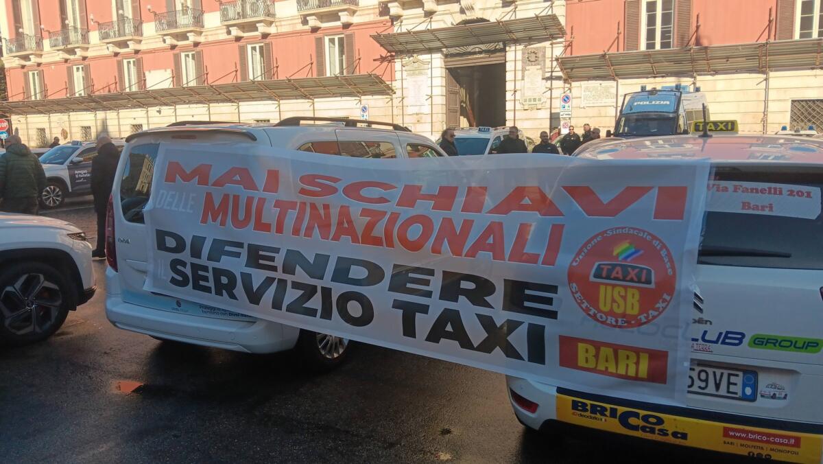 Galleria foto 'Tassisti in piazza a Bari, la denuncia: «Dalle multinazionali concorrenza sleale»' - foto 2
