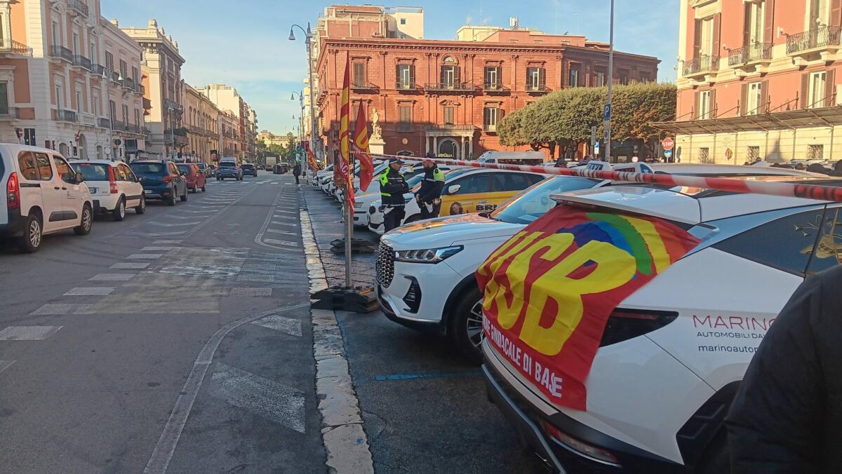 Galleria foto 'Tassisti in piazza a Bari, la denuncia: «Dalle multinazionali concorrenza sleale»' - foto 1