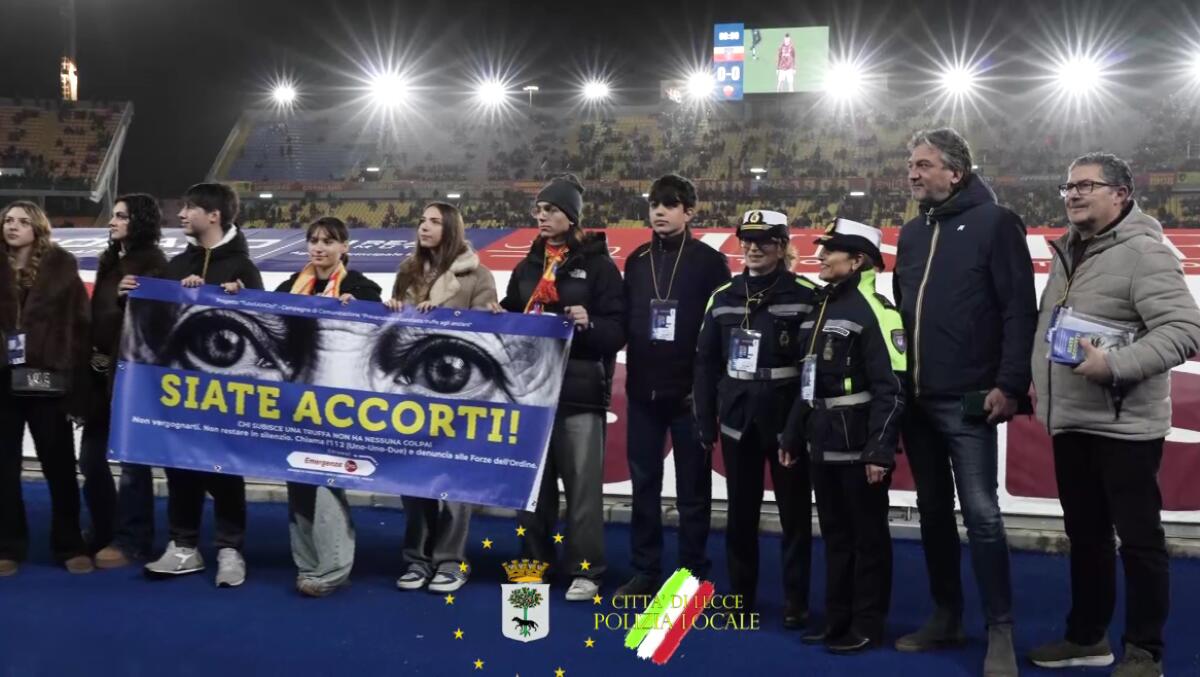 Lecce-Roma, il “Via del Mare” scende in campo contro le truffe agli anziani: «Siate accorti, chiamate il 112» – VIDEO Lecce-Roma, il “Via del Mare” scende in campo contro le truffe agli anziani: «Siate accorti, chiamate il 112» – VIDEO