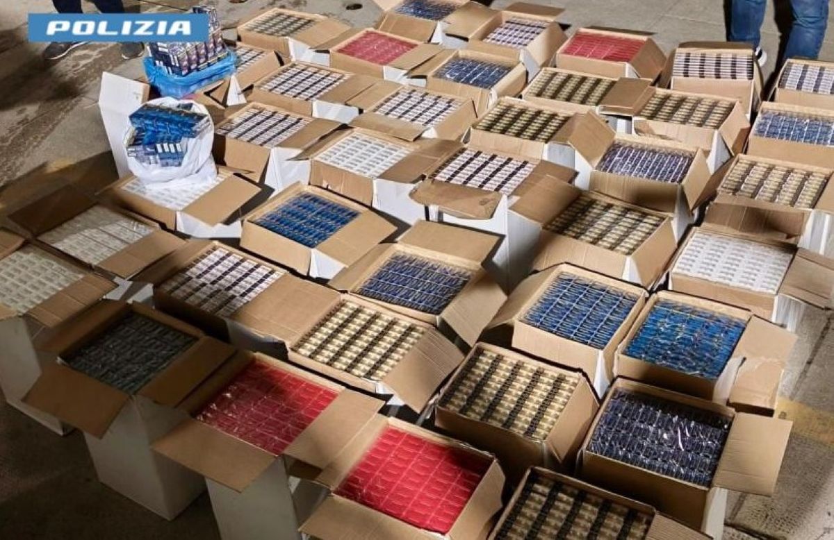 Galleria foto 'Trepuzzi, su un furgone trasporta oltre 250 chili di sigarette di contrabbando: arrestato un 21enne' - foto 1