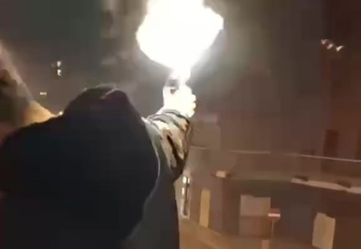 Taranto, 14enne festeggia il Capodanno sparando con una pistola: la scena ripresa con un cellulare – VIDEO Taranto, 14enne festeggia il Capodanno sparando con una pistola: la scena ripresa con un cellulare – VIDEO