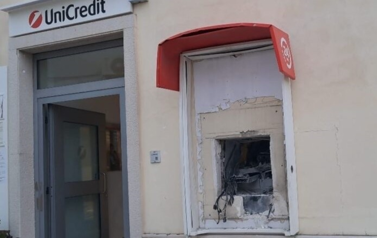 Galleria foto 'Assalto al bancomat a Squinzano, ma i ladri fuggono a mani vuote' - foto 1