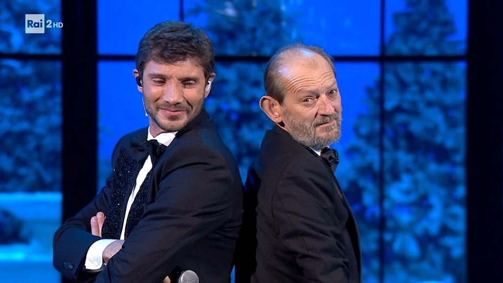 Galleria foto 'Grave lutto per il conduttore Stefano De Martino: è morto a 61 anni il papà Enrico' - foto 1