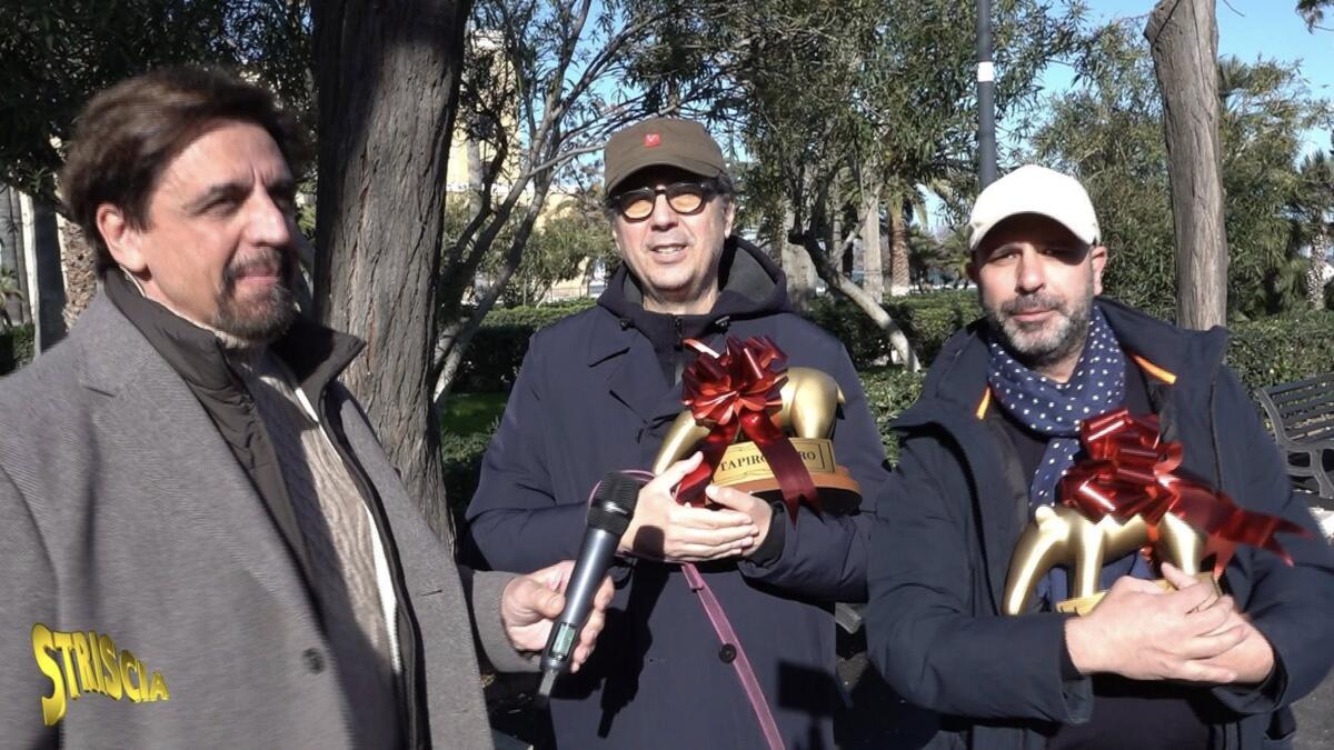Galleria foto 'Striscia la notizia, Staffelli colpisce la coppia d’oro di “Buen Camino”: tapiro a Checco Zalone e Nunziante' - foto 1