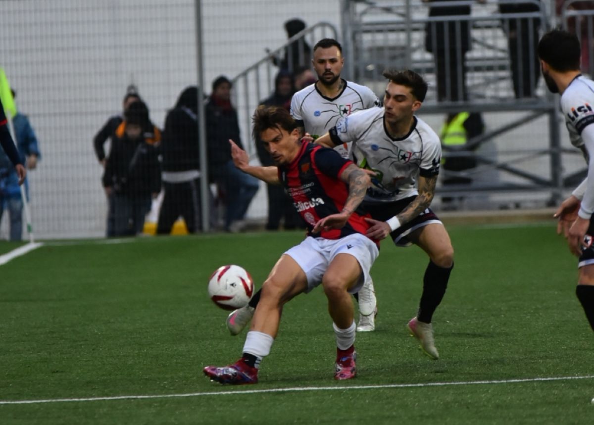 Galleria foto 'Taranto calcio, i rossoblù vincono a Massafra nonostante un rigore negato' - foto 1