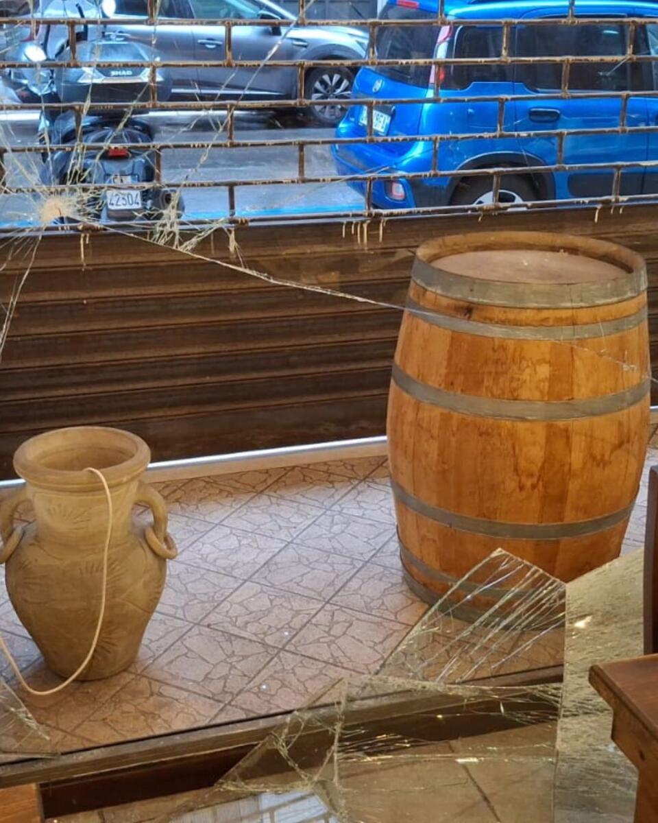 Nuovo colpo a Bari, ladri in azione nella Taverna Caprese: è il secondo in poche ore – FOTO Nuovo colpo a Bari, ladri in azione nella Taverna Caprese: è il secondo in poche ore – FOTO