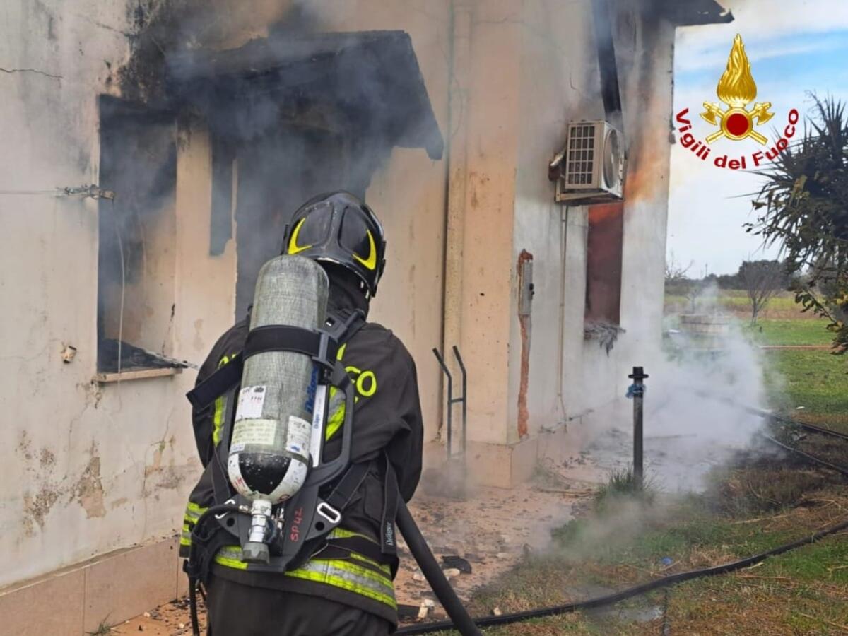 Galleria foto 'Dramma a Tuturano, anziano sotto le macerie dopo l’incendio: «La figlia ha tentato di salvarlo prima del crollo»' - foto 1