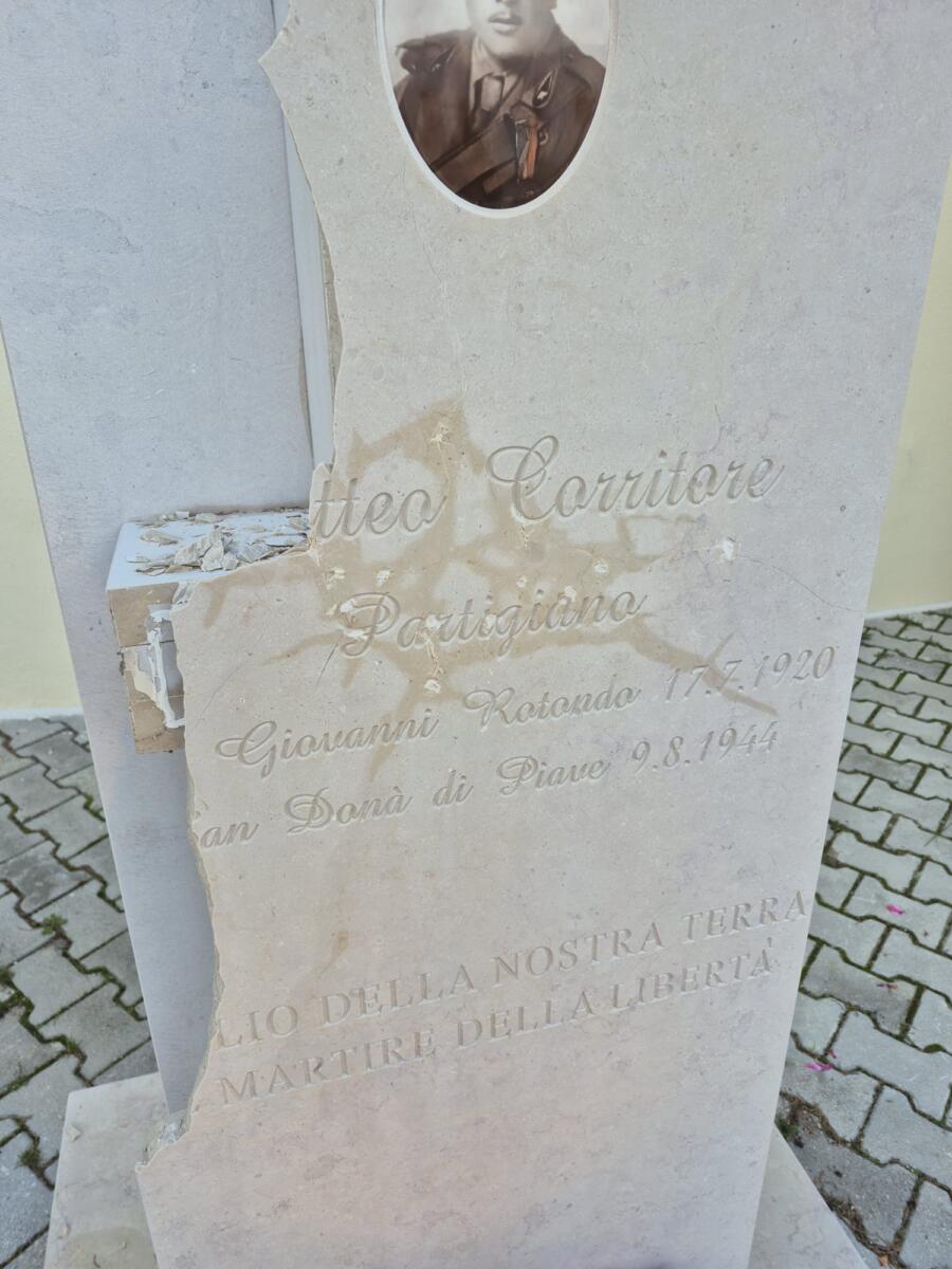 Galleria foto 'San Giovanni Rotondo, vandali al cimitero: danneggiato il monumento al partigiano Matteo Corritore – FOTO' - foto 1
