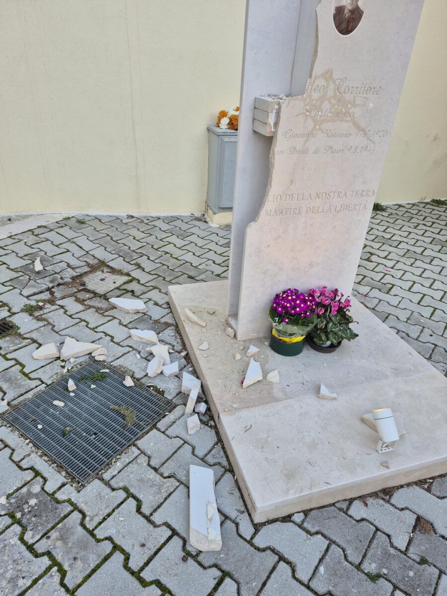Galleria foto 'San Giovanni Rotondo, vandali al cimitero: danneggiato il monumento al partigiano Matteo Corritore – FOTO' - foto 4