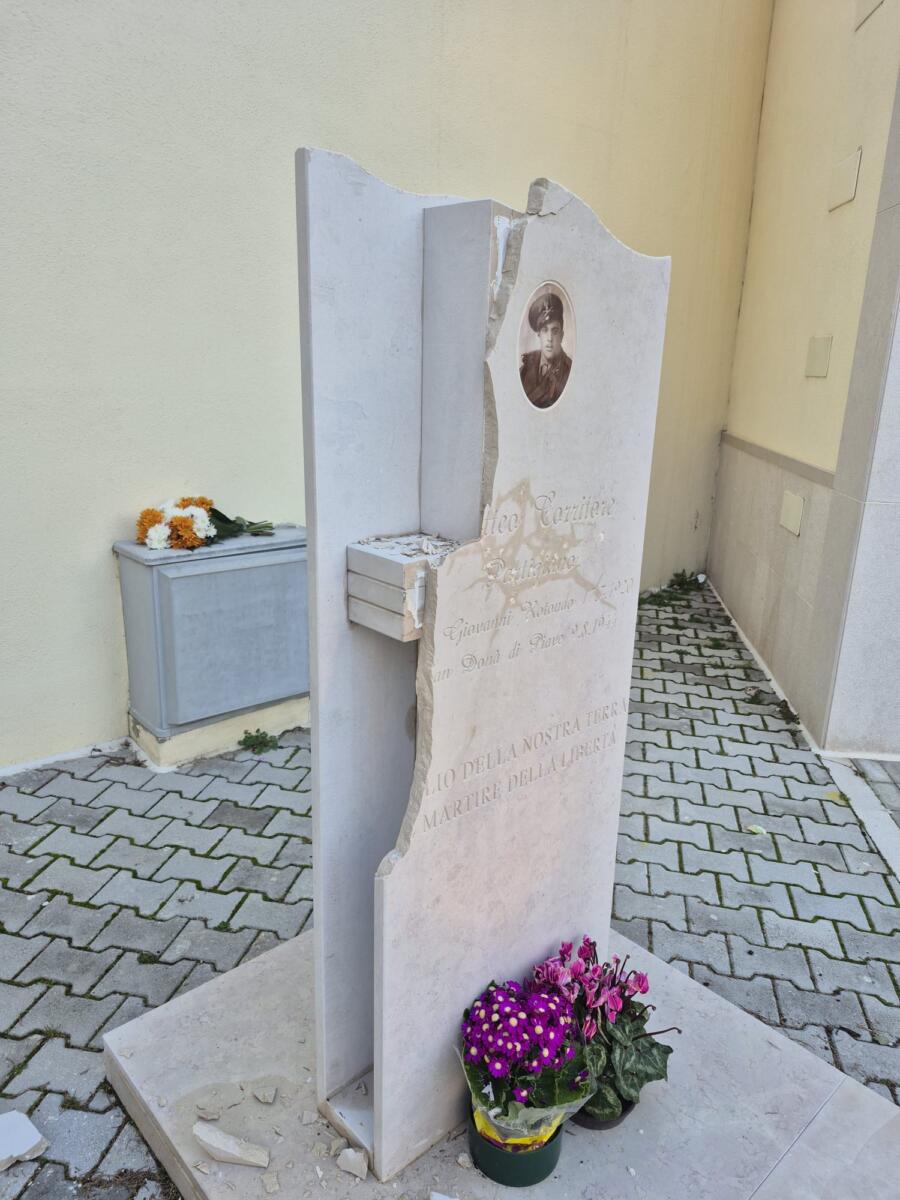 Galleria foto 'San Giovanni Rotondo, vandali al cimitero: danneggiato il monumento al partigiano Matteo Corritore – FOTO' - foto 2