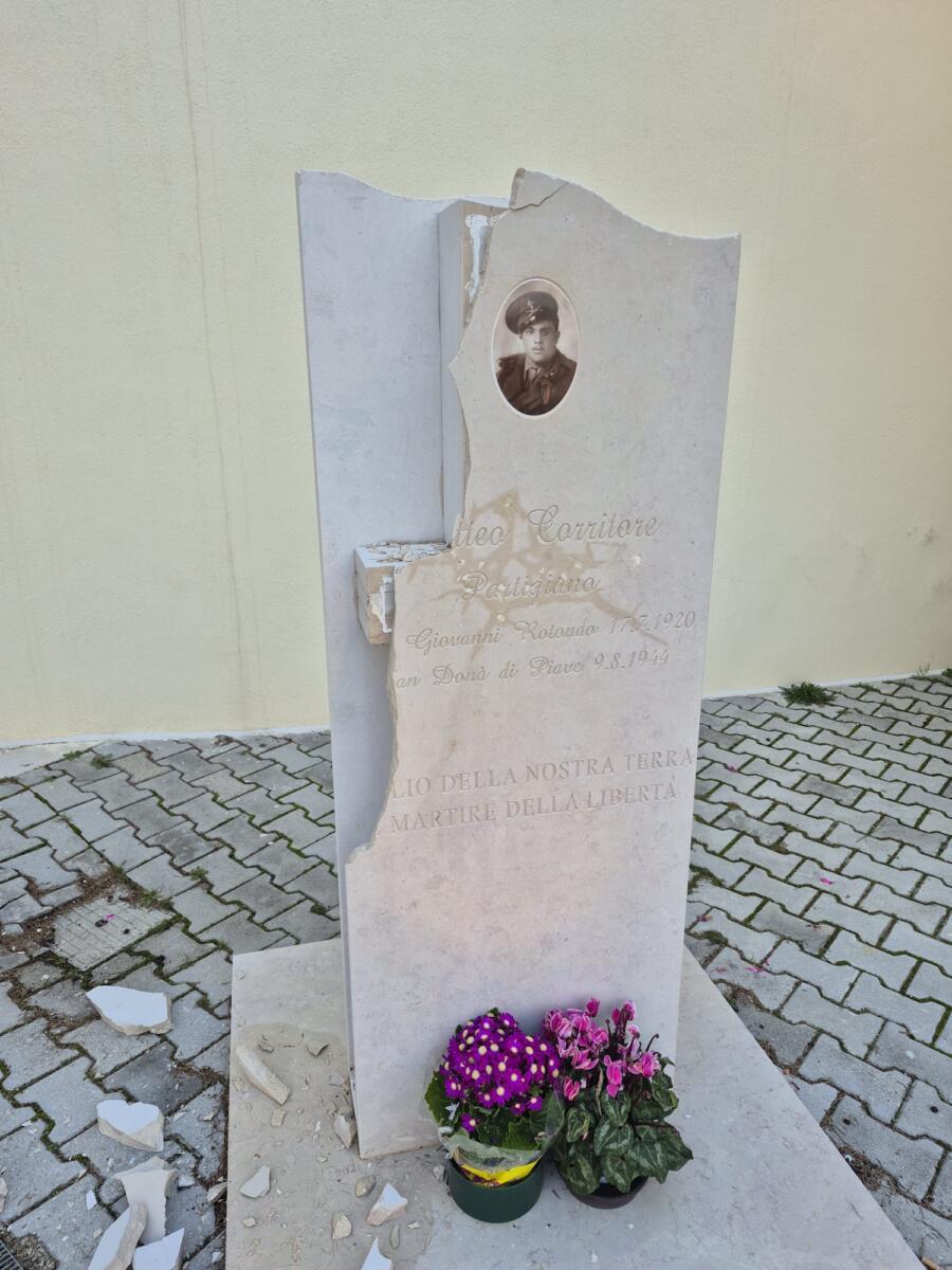 Galleria foto 'San Giovanni Rotondo, vandali al cimitero: danneggiato il monumento al partigiano Matteo Corritore – FOTO' - foto 3
