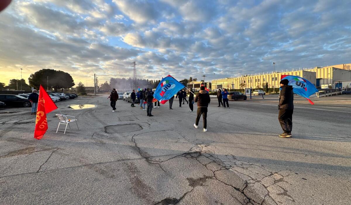 Galleria foto 'Crisi lavoro a Taranto, l’allarme dei sindacati: «Siamo al limite, qui il 60% di cassa integrazione pugliese»' - foto 1