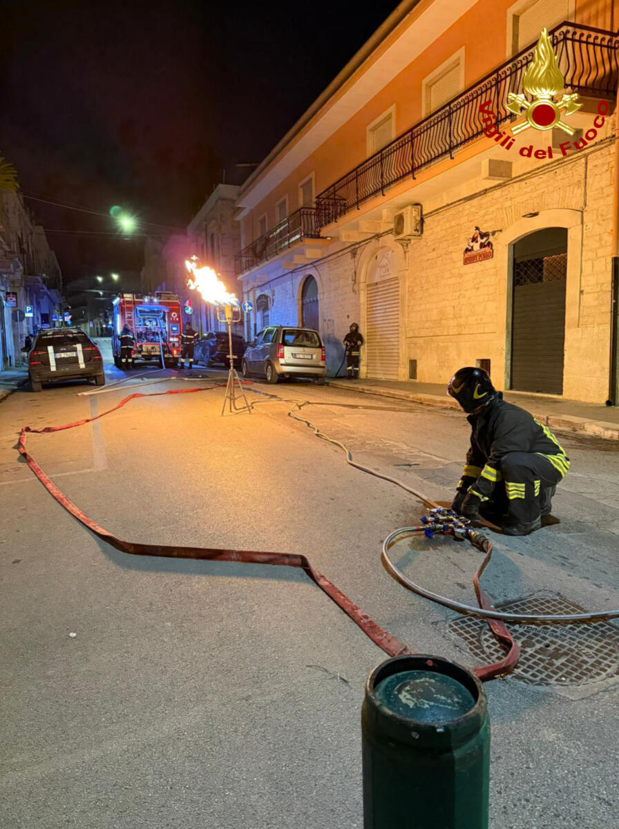 Galleria foto 'Ruvo, scoppia un incendio in un’abitazione: un uomo ustionato' - foto 1