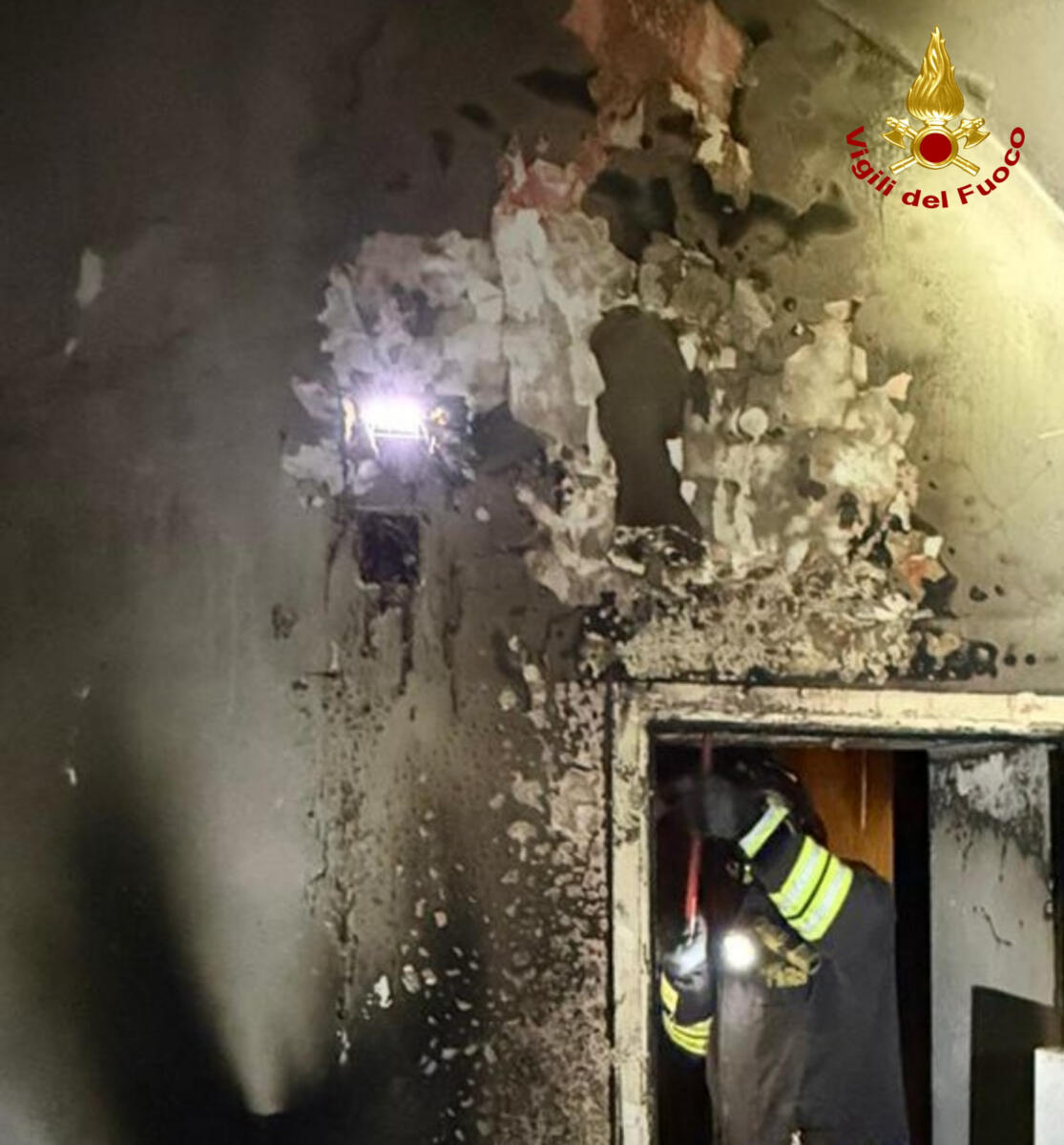 Galleria foto 'Ruvo, scoppia un incendio in un’abitazione: un uomo ustionato' - foto 2