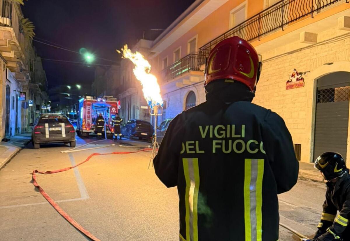 Galleria foto 'Ruvo, scoppia un incendio in un’abitazione: un uomo ustionato' - foto 3