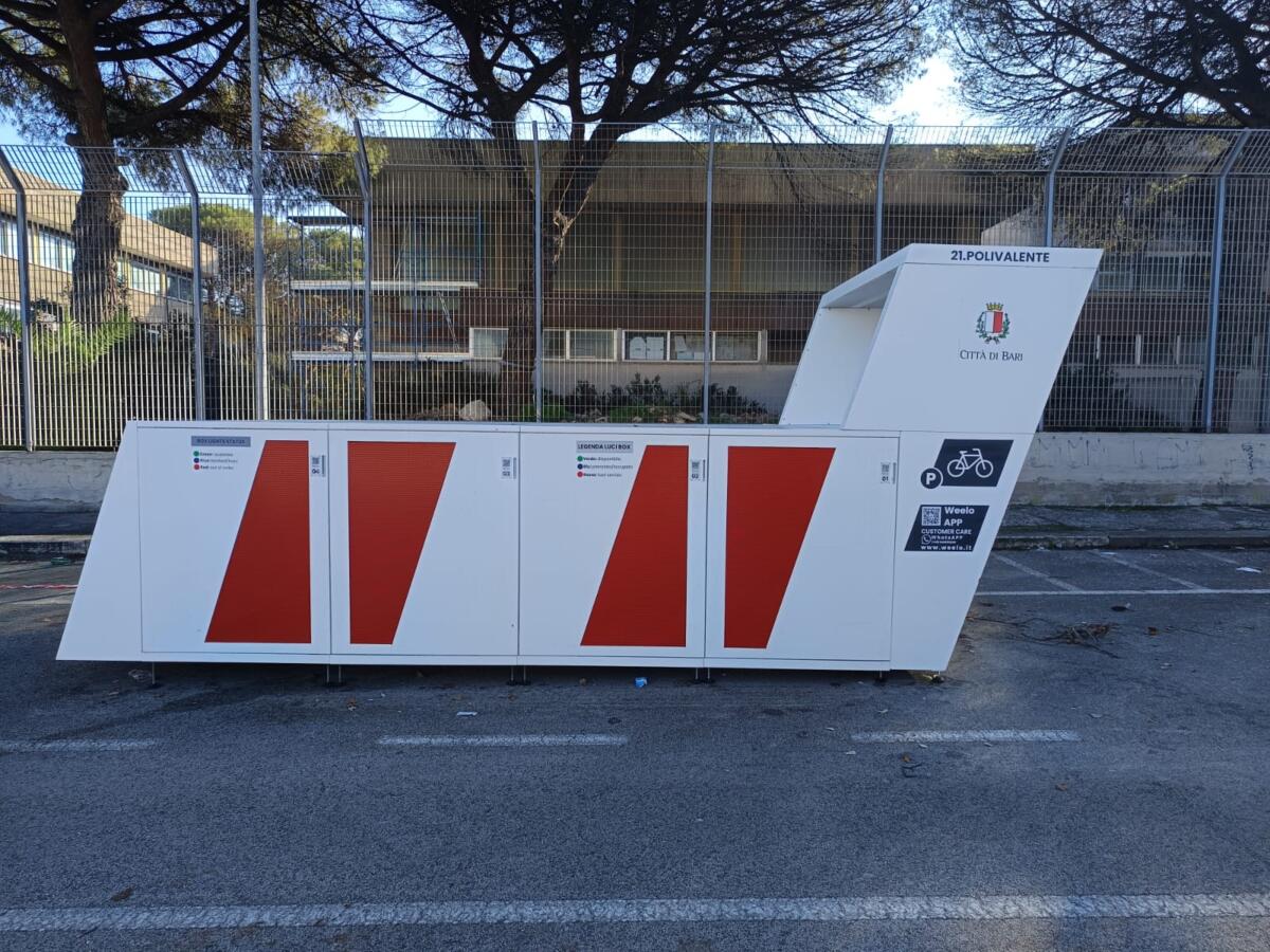 Bari pedala nel futuro, al via la gestione di 22 velostazioni e “panchine intelligenti”: «Tutto si farà via app»