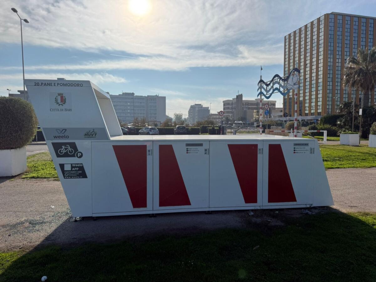 Mobilità sostenibile a Bari, ecco la rete WeeloBox: velostazioni blindate e gratuite per bici e monopattini