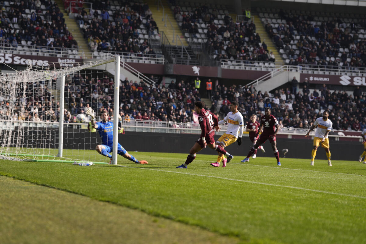 Galleria foto 'Serie A, decide il gol di Che Adams: Torino-Lecce 1-0. Periodo nero per i giallorossi di mister Di Francesco' - foto 1