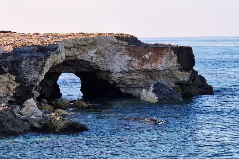 Galleria foto 'Crollo a Torre Pozzelle, allarme erosione sulla costa brindisina e timori per il clima' - foto 1