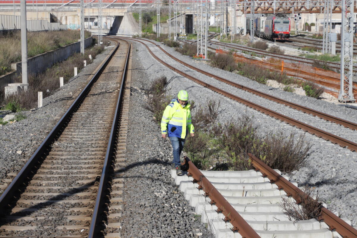 Galleria foto 'Bari, lavori nella stazione Centrale: marzo inizia con disagi per i pendolari. Cancellazioni e bus navetta – VIDEO' - foto 1