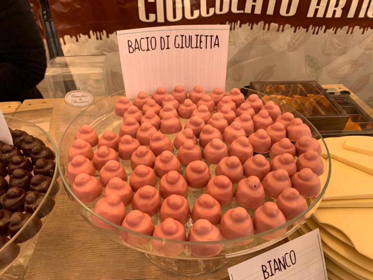 A Bari il “Puro Cioccolato Festival”: oltre 15 stand di maestri cioccolatieri in Piazza Umberto – FOTO