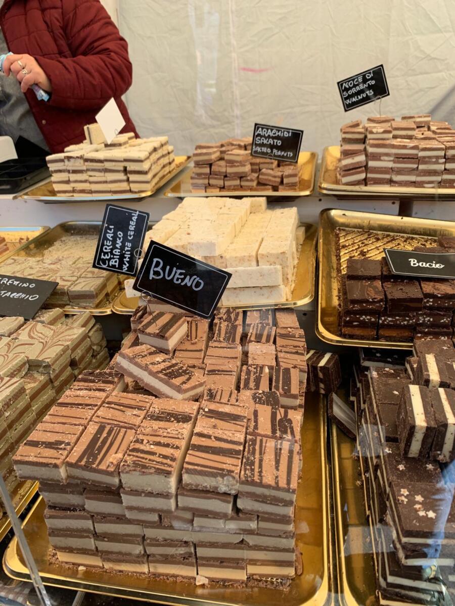 A Bari il “Puro Cioccolato Festival”: oltre 15 stand di maestri cioccolatieri in Piazza Umberto – FOTO