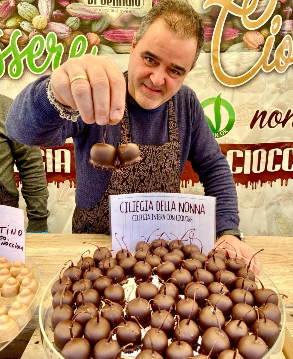 A Bari il “Puro Cioccolato Festival”: oltre 15 stand di maestri cioccolatieri in Piazza Umberto – FOTO