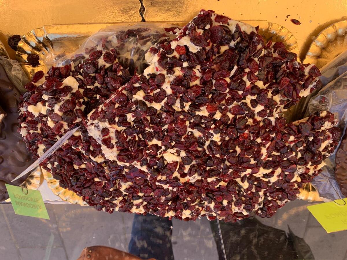 A Bari il “Puro Cioccolato Festival”: oltre 15 stand di maestri cioccolatieri in Piazza Umberto – FOTO