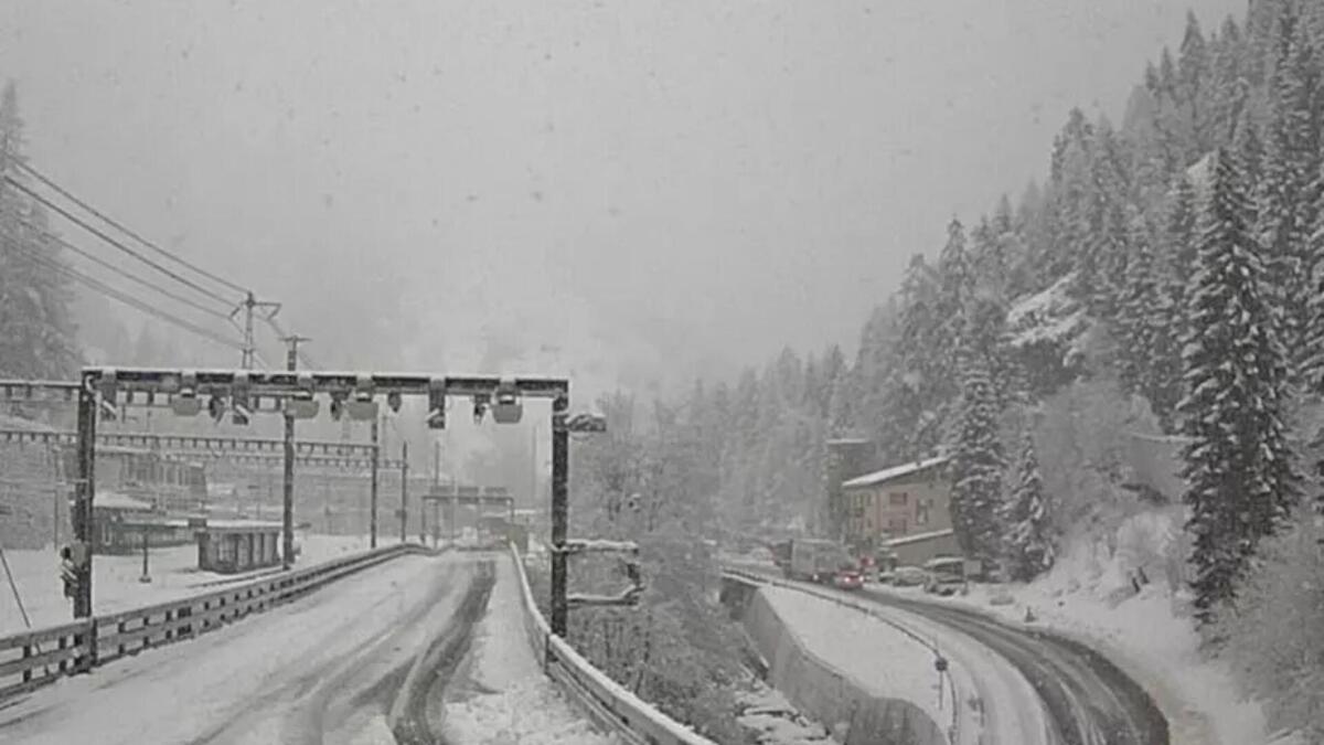 Valanga sui binari nel Cantone del Vallese: un treno deraglia, feriti in Svizzera Valanga sui binari nel Cantone del Vallese: un treno deraglia, feriti in Svizzera