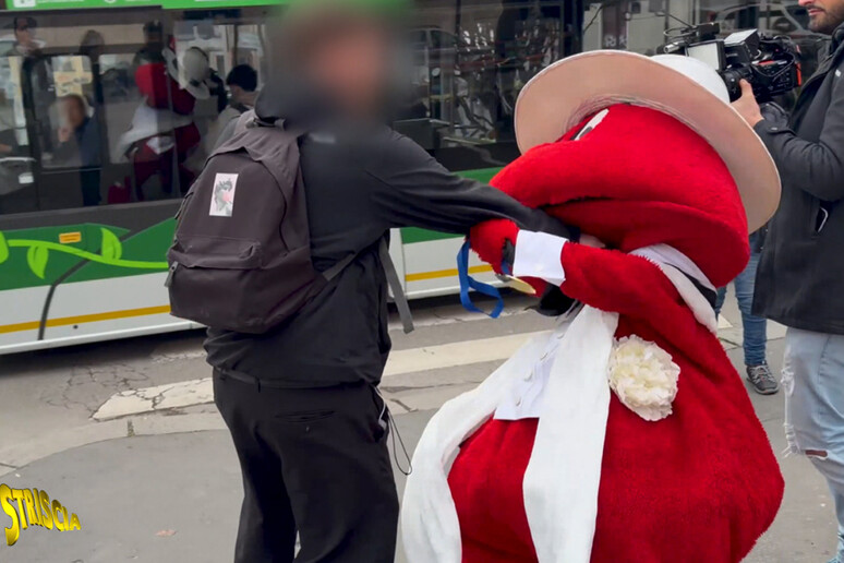 Il Gabibbo aggredito a Milano: è la prima volta nella sua storia – VIDEO Il Gabibbo aggredito a Milano: è la prima volta nella sua storia – VIDEO