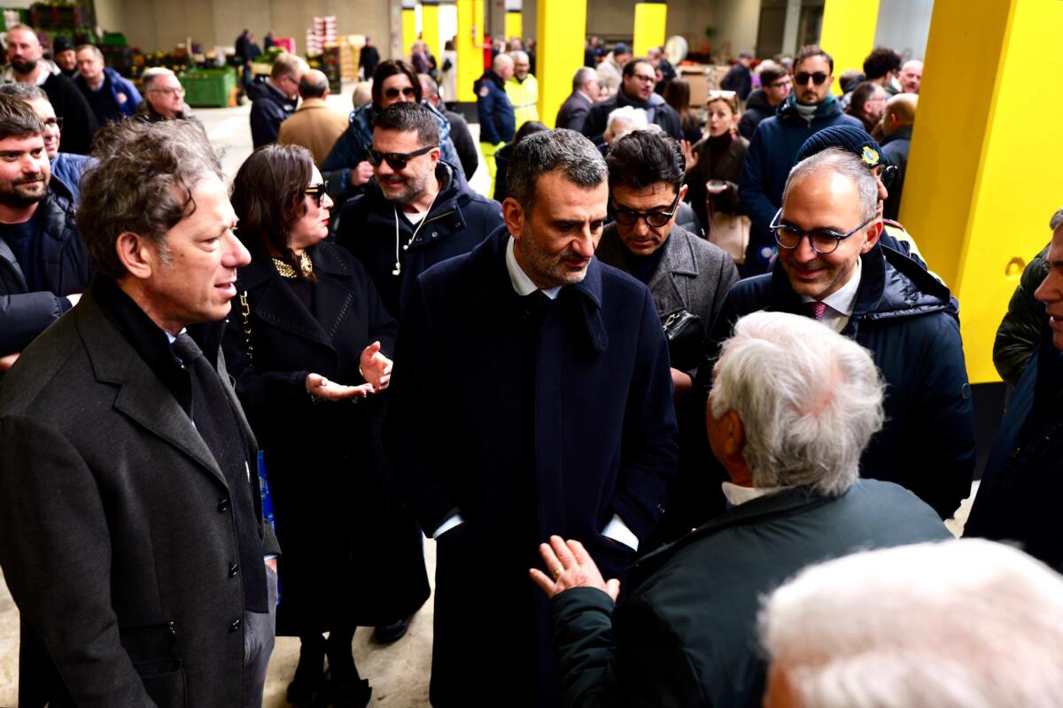 Galleria foto 'Andria, Decaro inaugura il nuovo mercato ortofrutticolo: «Restituita dignità al lavoro degli operatori» – VIDEO' - foto 1