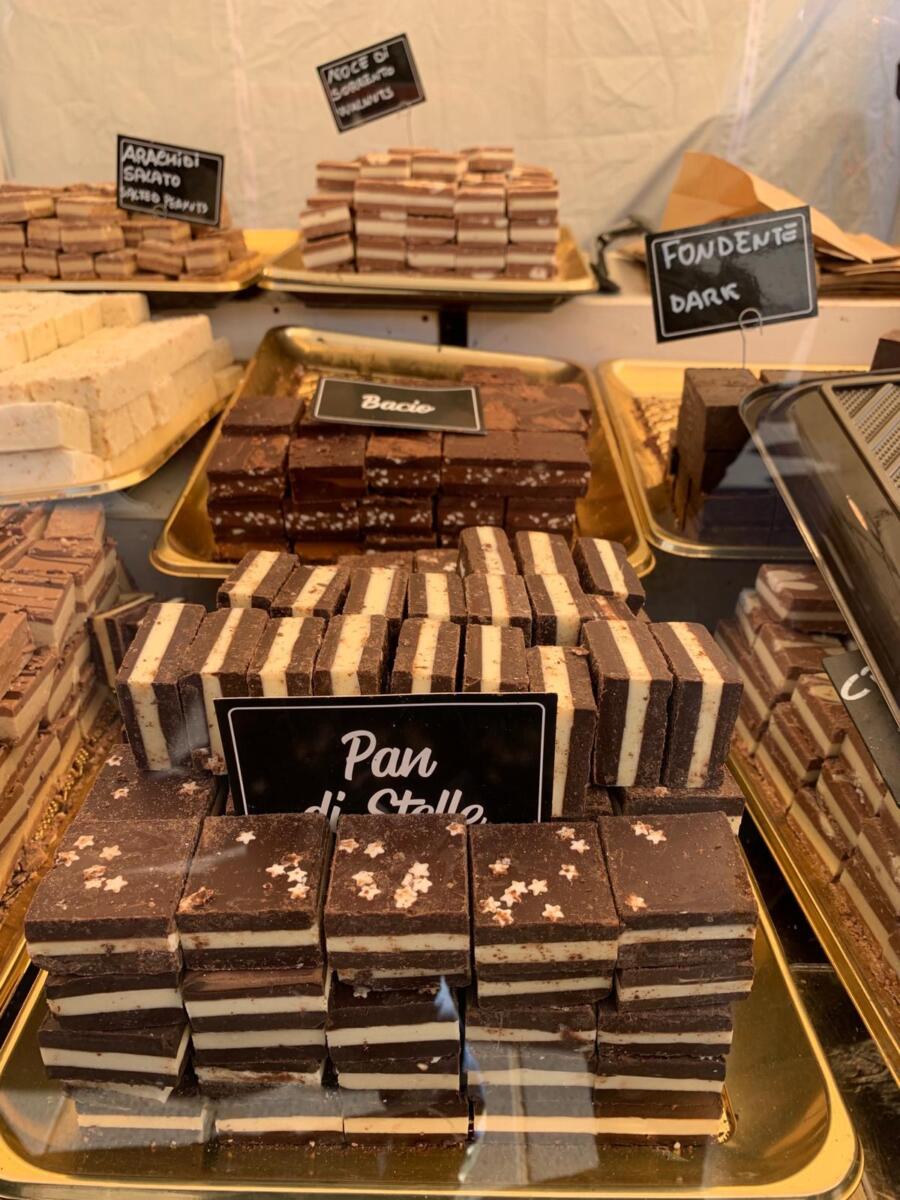 A Bari il “Puro Cioccolato Festival”: oltre 15 stand di maestri cioccolatieri in Piazza Umberto – FOTO