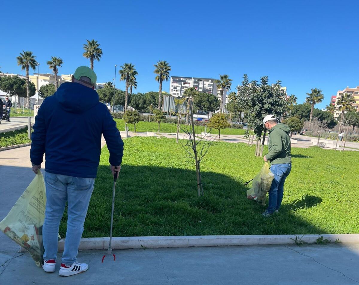 Barletta, i volontari ripuliscono il parco cittadino: raccolti mozziconi, plastica e cartacce Barletta, i volontari ripuliscono il parco cittadino: raccolti mozziconi, plastica e cartacce