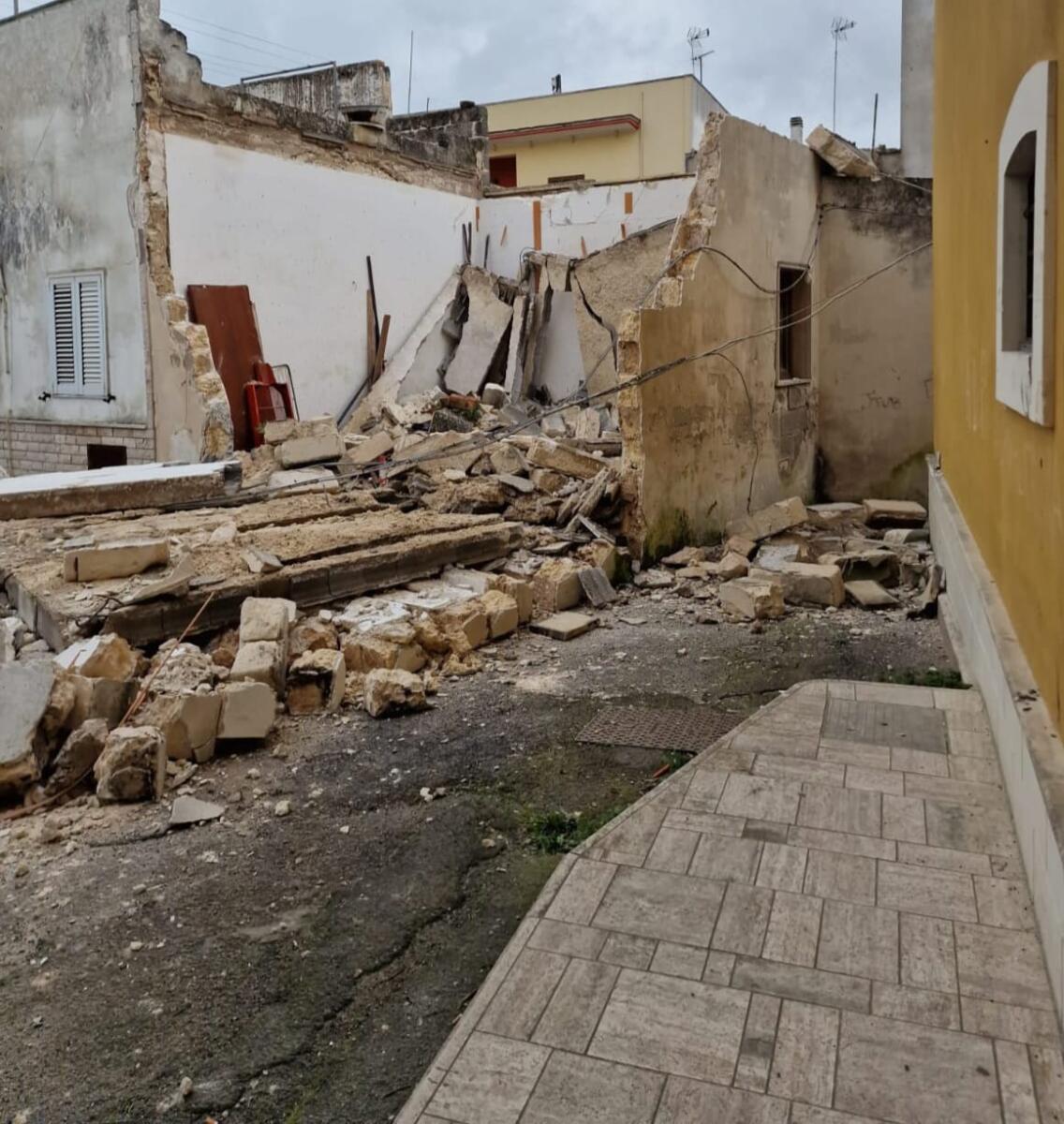 Galleria foto 'Salento nella morsa dello Scirocco, raffiche di burrasca e alberi abbattuti nel Leccese: città blindate – FOTO' - foto 6