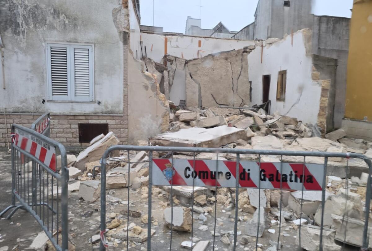 Galleria foto 'Salento nella morsa dello Scirocco, raffiche di burrasca e alberi abbattuti nel Leccese: città blindate – FOTO' - foto 9