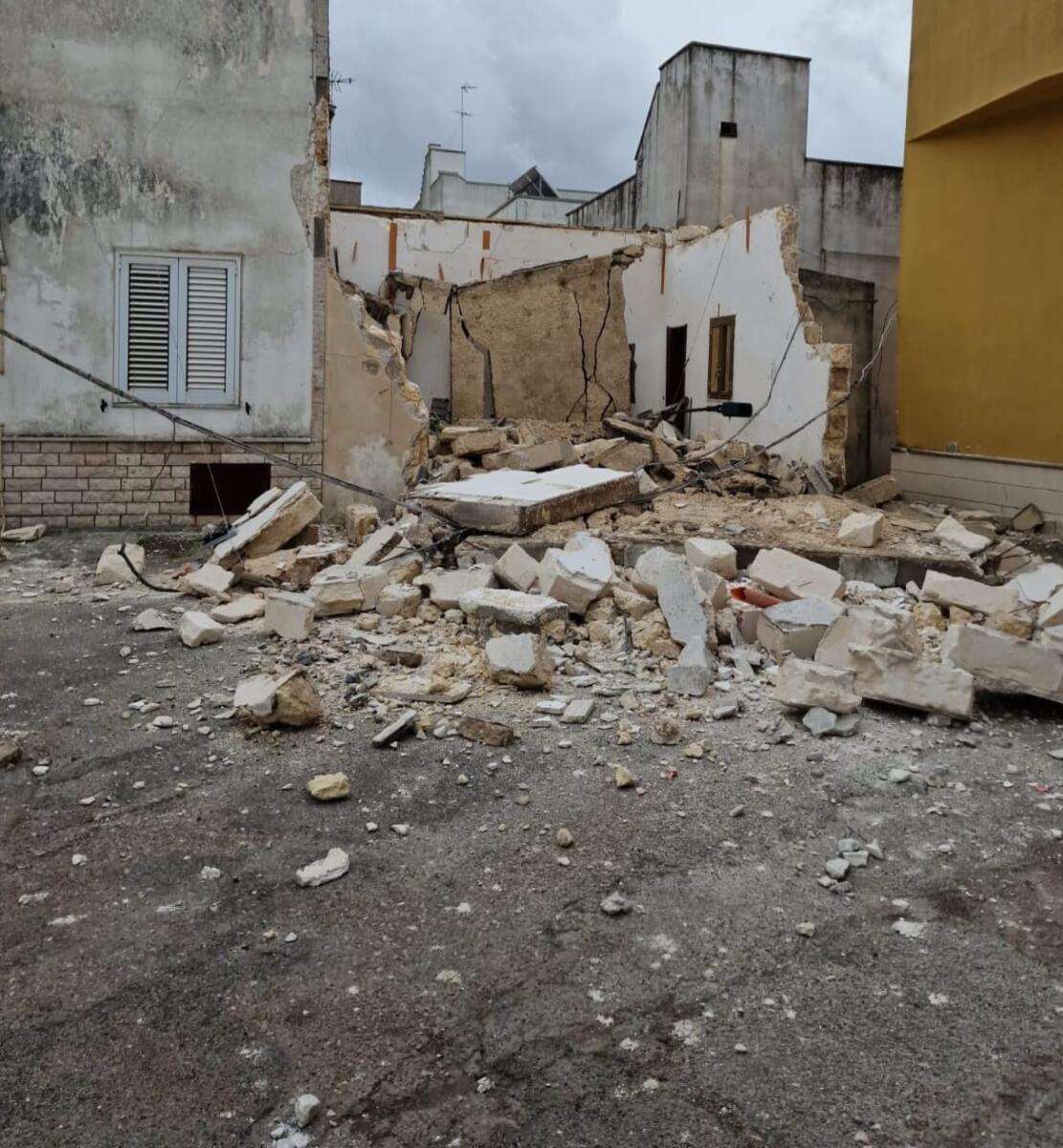 Galleria foto 'Salento nella morsa dello Scirocco, raffiche di burrasca e alberi abbattuti nel Leccese: città blindate – FOTO' - foto 5