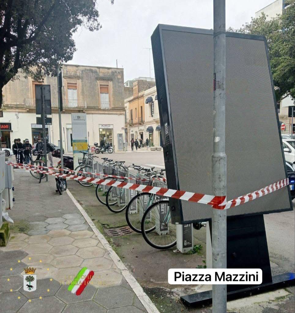 Galleria foto 'Salento nella morsa dello Scirocco, raffiche di burrasca e alberi abbattuti nel Leccese: città blindate – FOTO' - foto 11