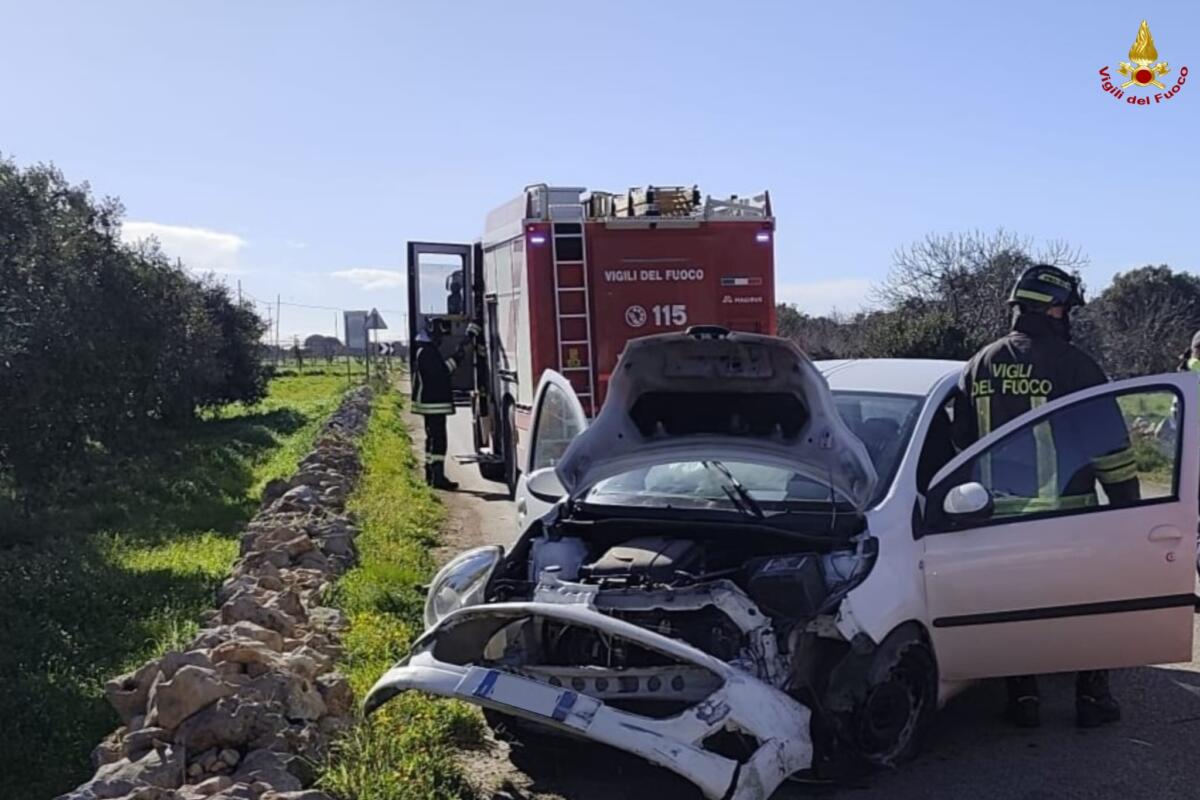 Galleria foto 'Schianto sulla Sp 121 a Polignano, auto finisce fuori strada: la donna estratta dai Vigili del Fuoco' - foto 1