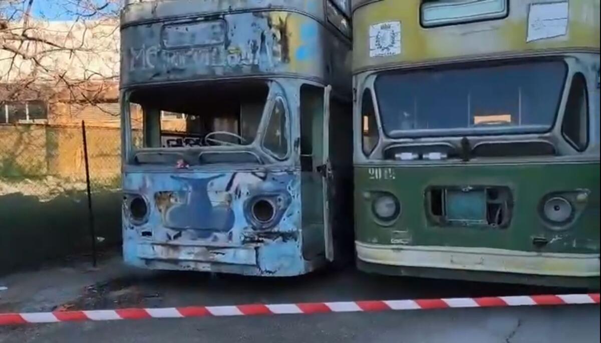 Galleria foto 'Bari, puliti i bus storici allo Stadio della Vittoria: «Confronto con il Coni per tutelare gli sportivi» – VIDEO' - foto 1