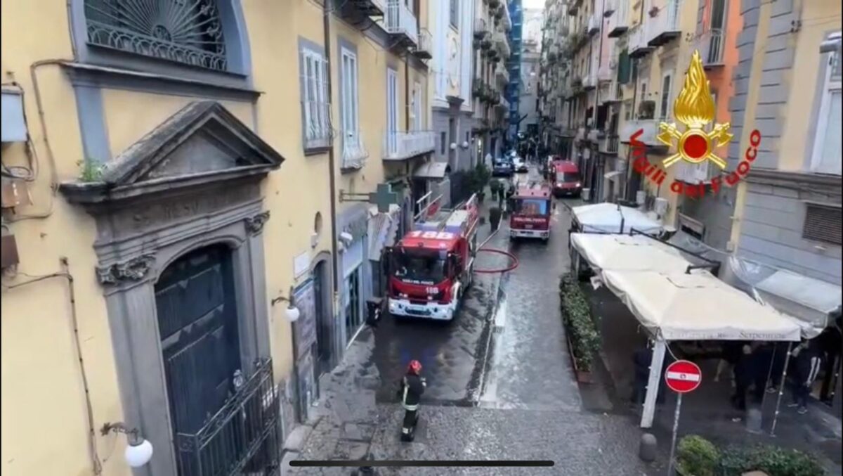 Napoli, incendio al teatro Sannazaro: crolla parte della cupola, quattro intossicati – VIDEO