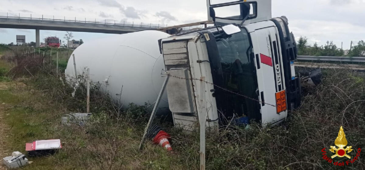 Paura in Salento: si ribalta un’autocisterna carica di Gpl. Autista ferito, Sp 367 chiusa per il travaso del gas Paura in Salento: si ribalta un’autocisterna carica di Gpl. Autista ferito, Sp 367 chiusa per il travaso del gas