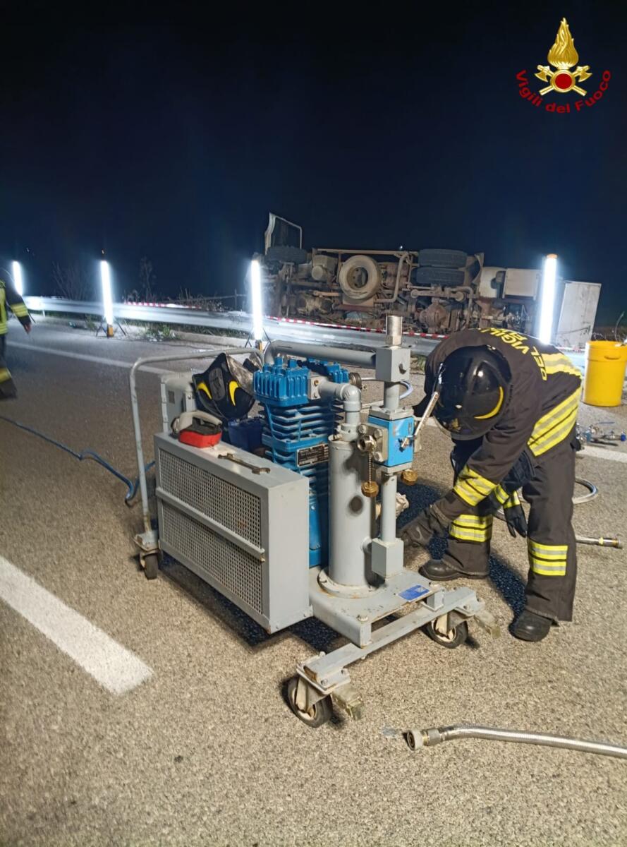 Paura in Salento: si ribalta un’autocisterna carica di Gpl. Autista ferito, Sp 367 chiusa per il travaso del gas Paura in Salento: si ribalta un’autocisterna carica di Gpl. Autista ferito, Sp 367 chiusa per il travaso del gas