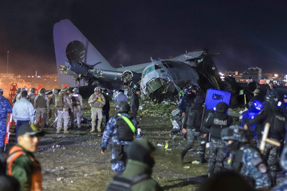 Galleria foto 'Aereo militare carico di banconote si schianta in Bolivia, 20 morti: la folla tenta di assaltare il velivolo – VIDEO' - foto 1