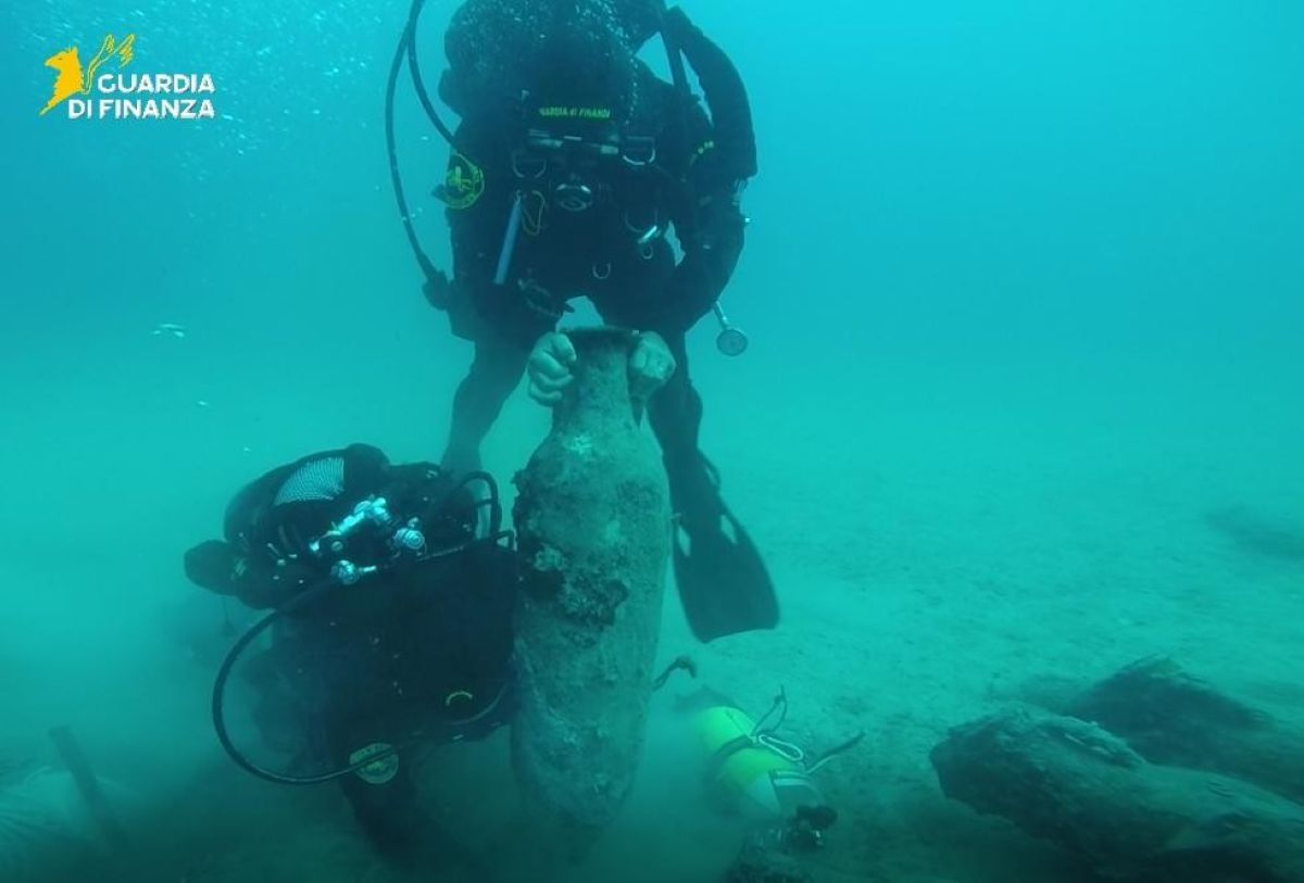Galleria foto 'Taranto, sorpresa nel mar Ionio: riemerge un’imbarcazione di età romana con il suo carico di anfore – VIDEO' - foto 1