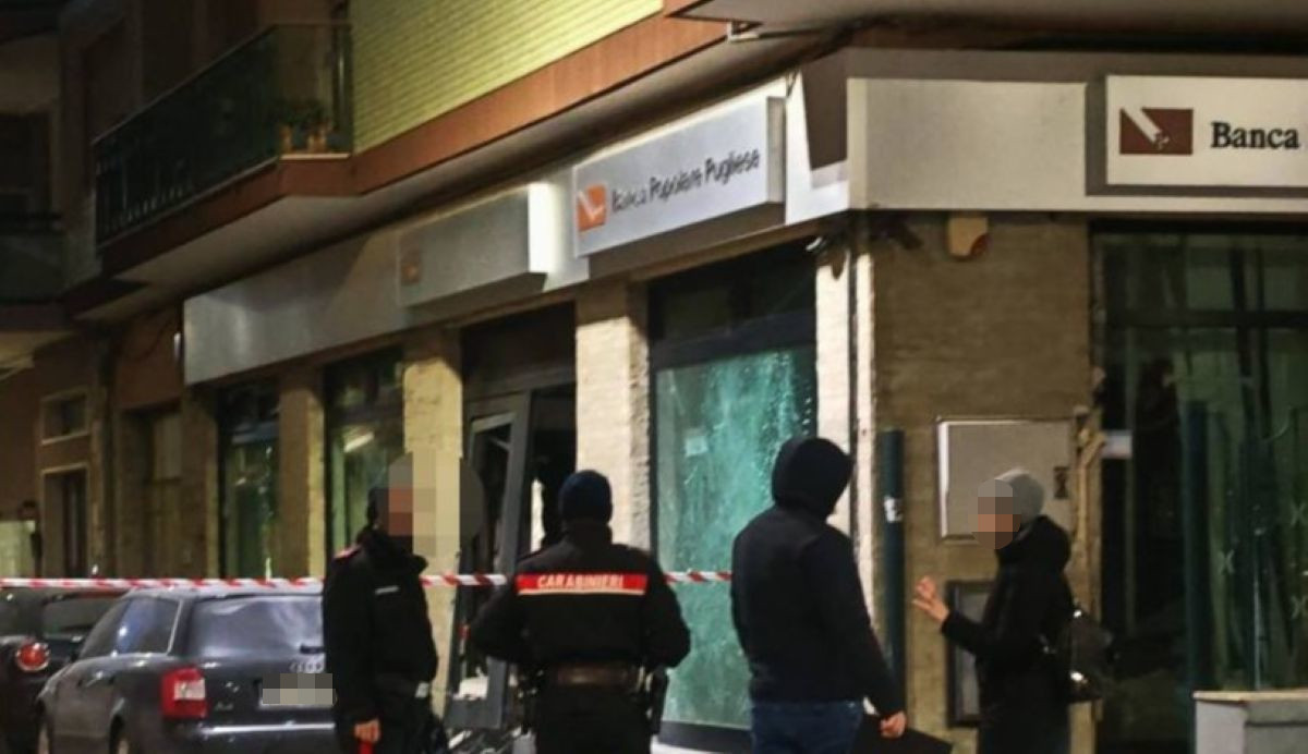 Noicattaro, doppia esplosione nella notte: ennesimo assalto al bancomat. Danni alla filiale della Bpp Noicattaro, doppia esplosione nella notte: ennesimo assalto al bancomat. Danni alla filiale della Bpp