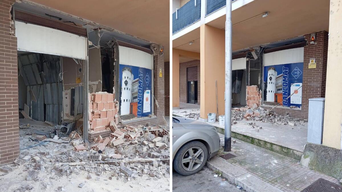 Galleria foto 'Assalto al bancomat a Canosa di Puglia, danni all’edificio e alle auto: malviventi in fuga a mani vuote' - foto 1
